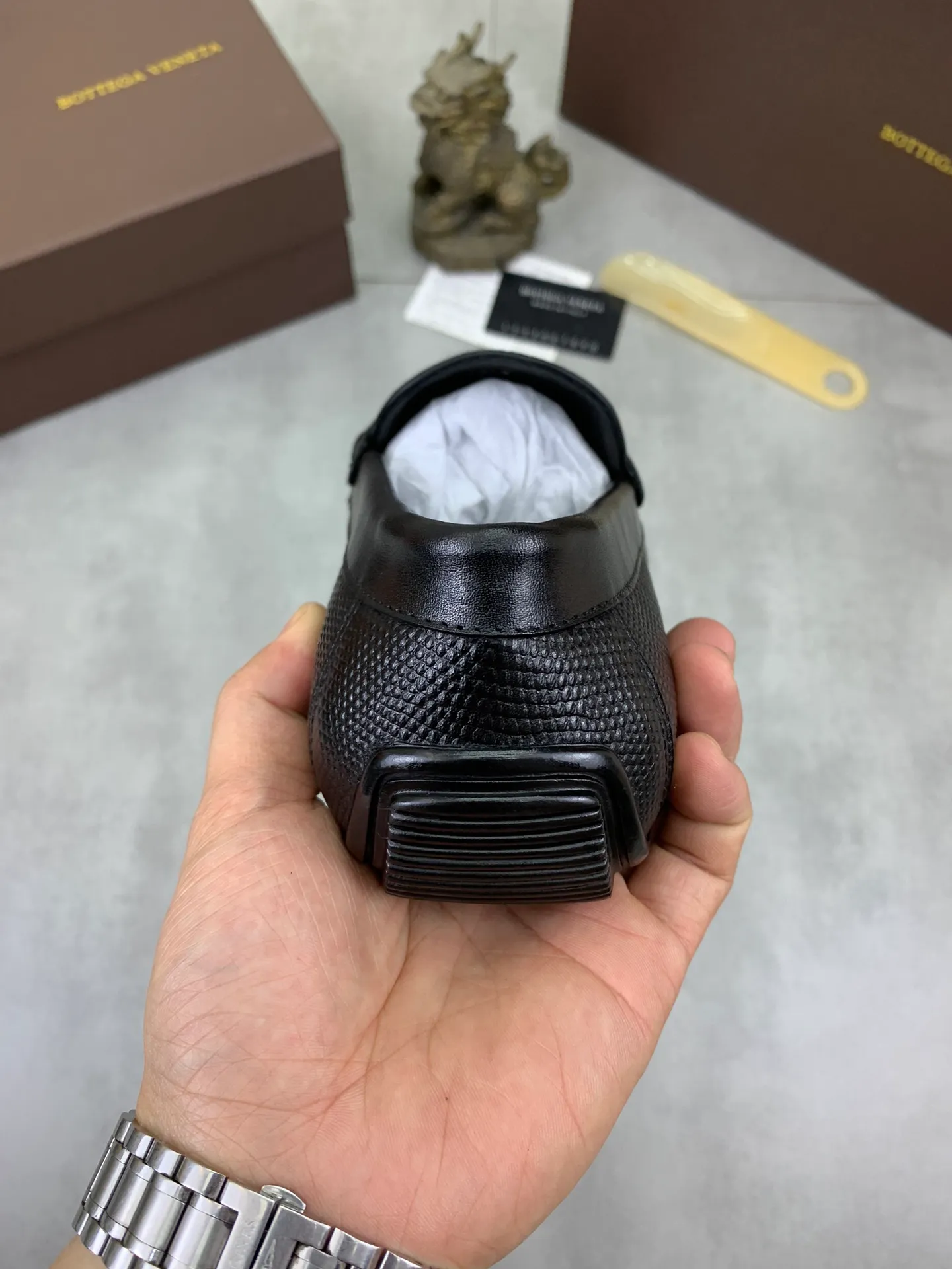 Men's men's shoes 💰p420 [New model] Water-dyed cow leather 💰High-quality business beanie shoes 💎💎💎 bottega veneta official website synchronizes the latest top version of bv in the market, accepts material comparison, shoe type comparison, process comparison, practical and textured, versatile and suitable for any occasion, the more you look at it, the more it tastes. Purely hand-woven craftsmanship - Upper material, ostrich pattern calfskin imported from Italy - High-quality water-dyed cowhide inside - Original private model customized outsole - Size: 39-44 (38 45 can be customized) Color: black or brown optional
